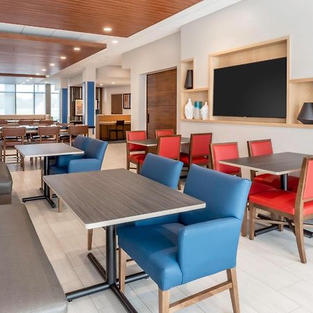Holiday Inn Express & Suites - Milwaukee West Allis By Ihg Bagian luar foto