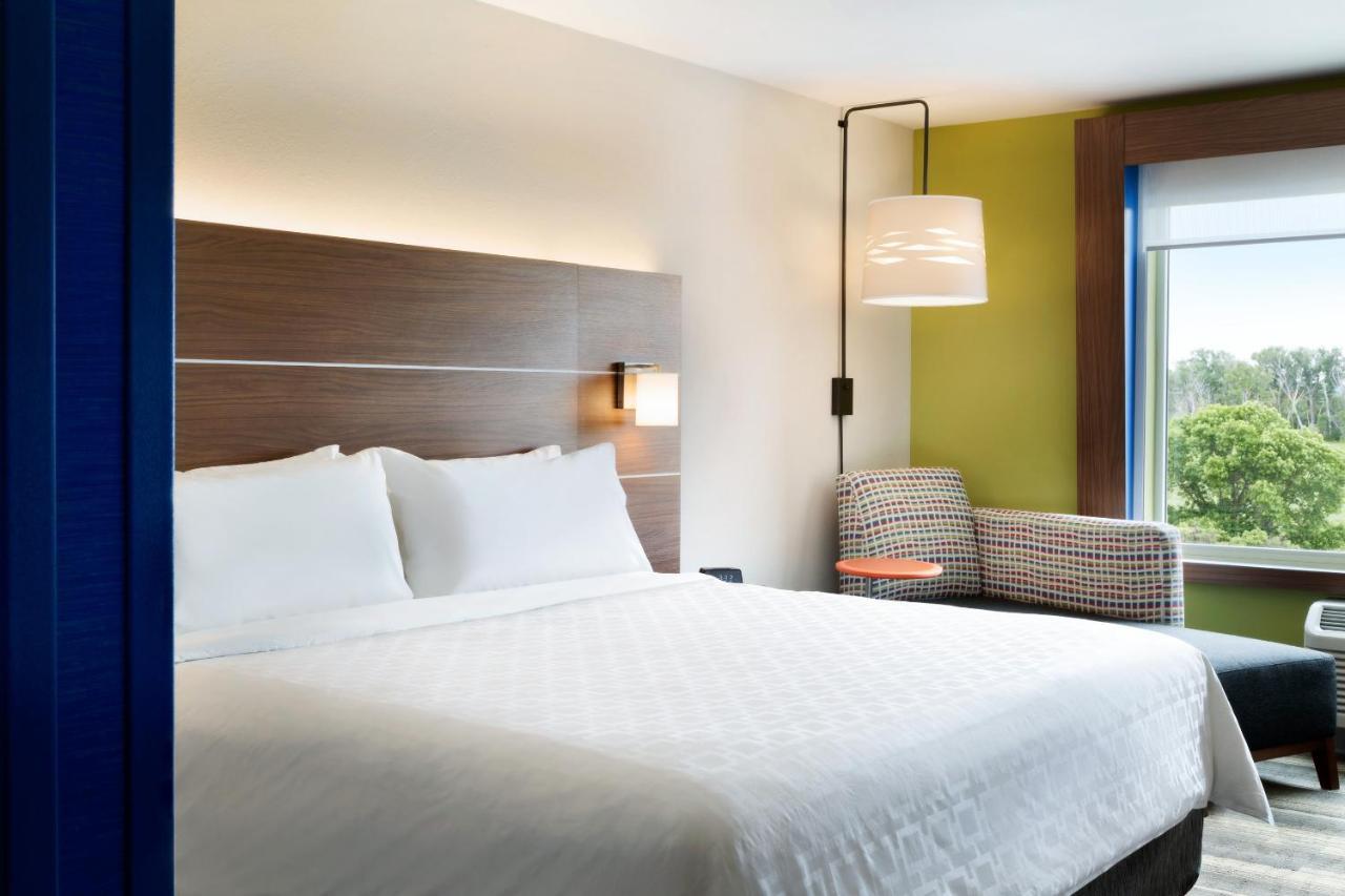 Holiday Inn Express & Suites - Milwaukee West Allis By Ihg Bagian luar foto