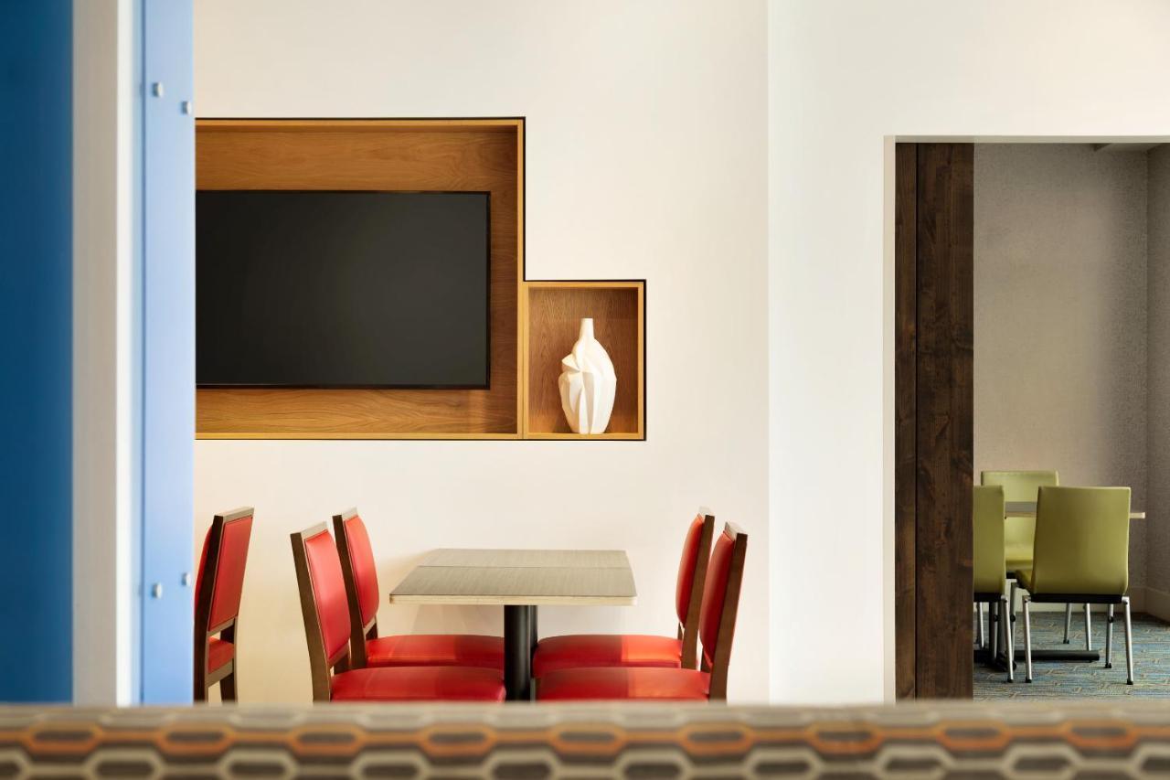 Holiday Inn Express & Suites - Milwaukee West Allis By Ihg Bagian luar foto
