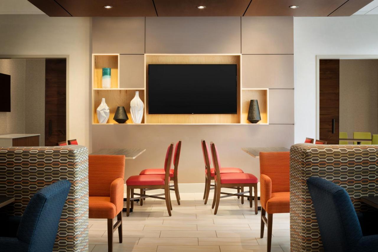Holiday Inn Express & Suites - Milwaukee West Allis By Ihg Bagian luar foto