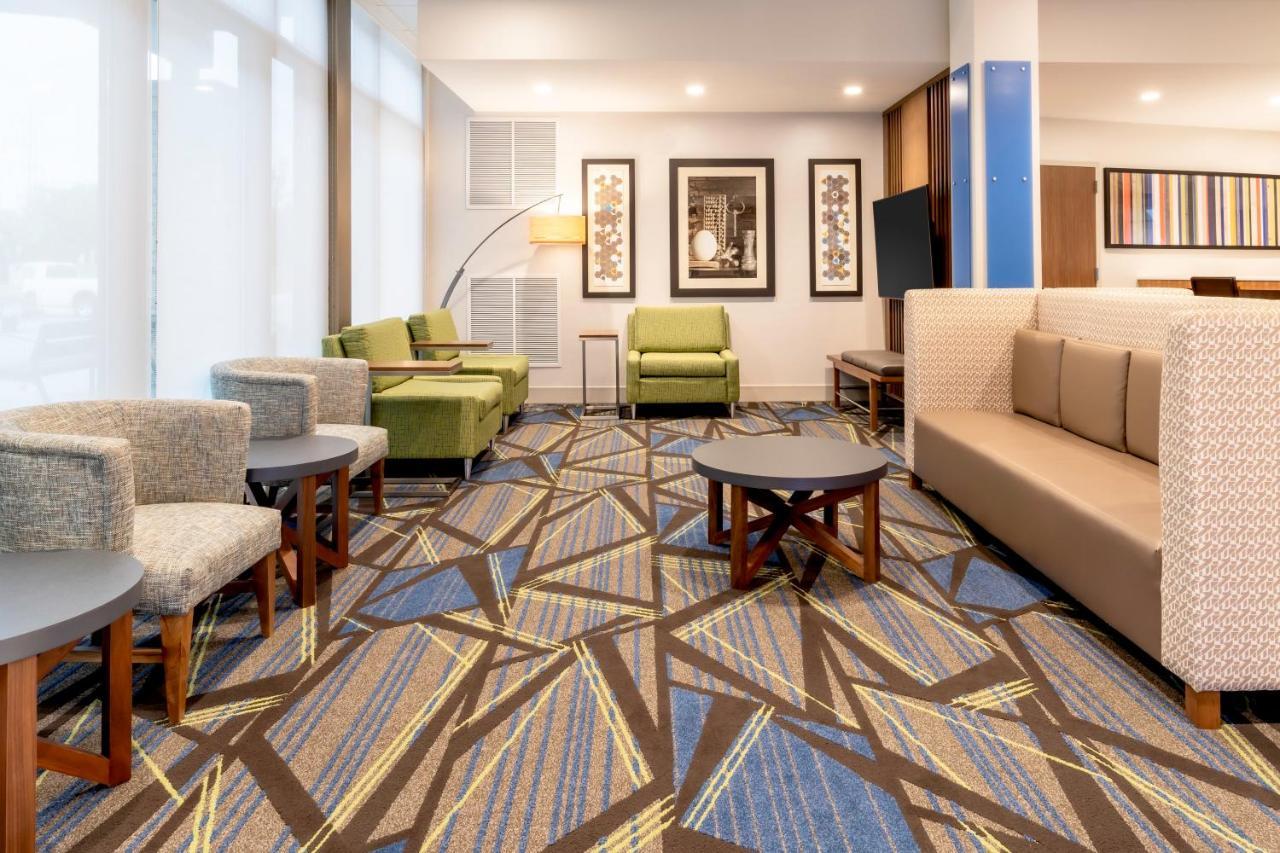 Holiday Inn Express & Suites - Milwaukee West Allis By Ihg Bagian luar foto