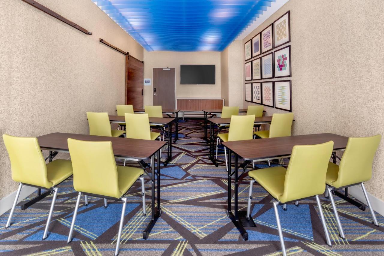 Holiday Inn Express & Suites - Milwaukee West Allis By Ihg Bagian luar foto