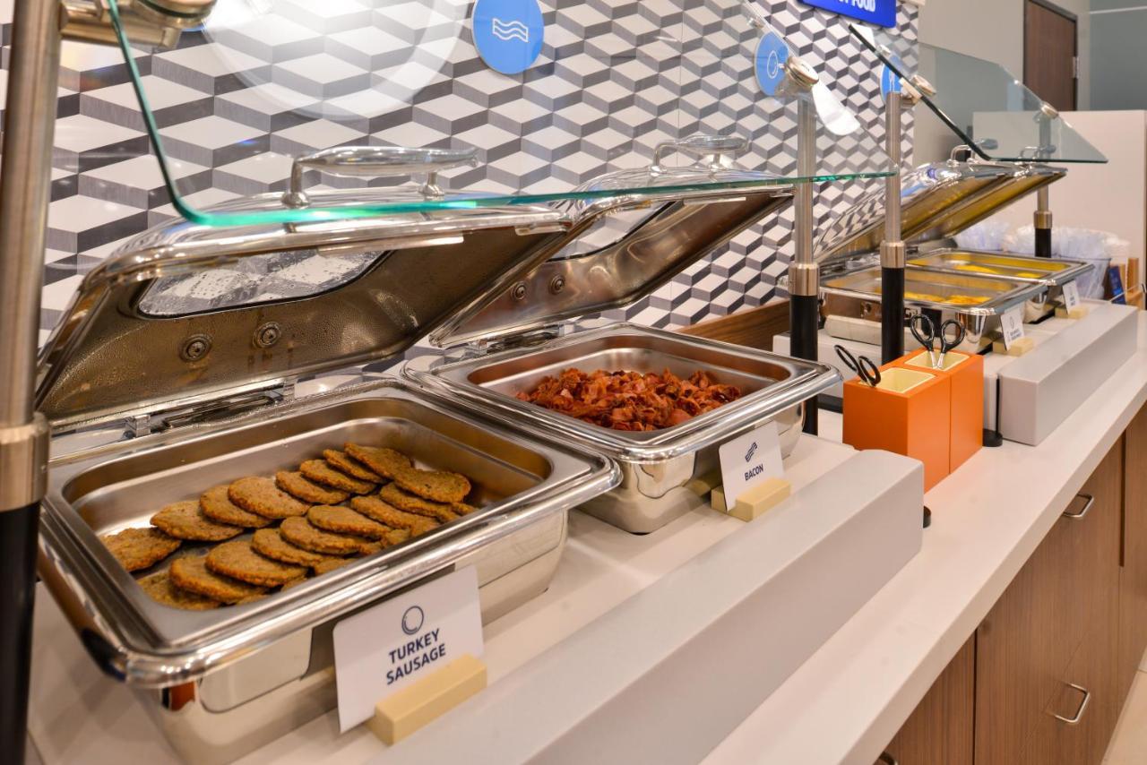 Holiday Inn Express & Suites - Milwaukee West Allis By Ihg Bagian luar foto
