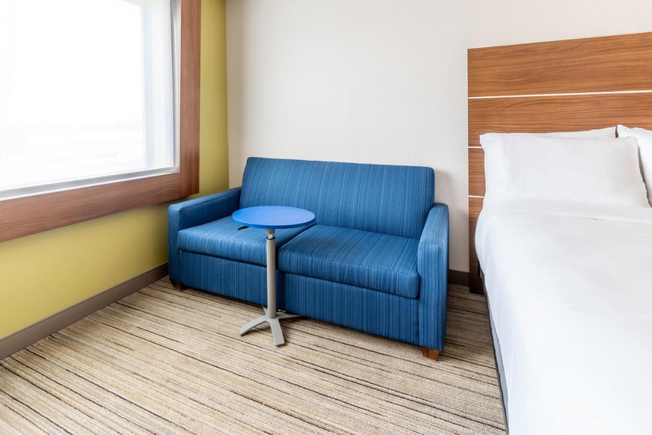 Holiday Inn Express & Suites - Milwaukee West Allis By Ihg Bagian luar foto
