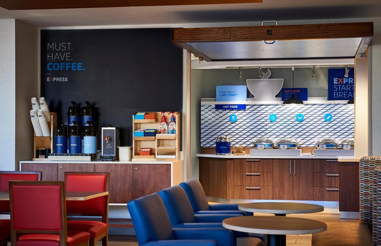 Holiday Inn Express & Suites - Milwaukee West Allis By Ihg Bagian luar foto