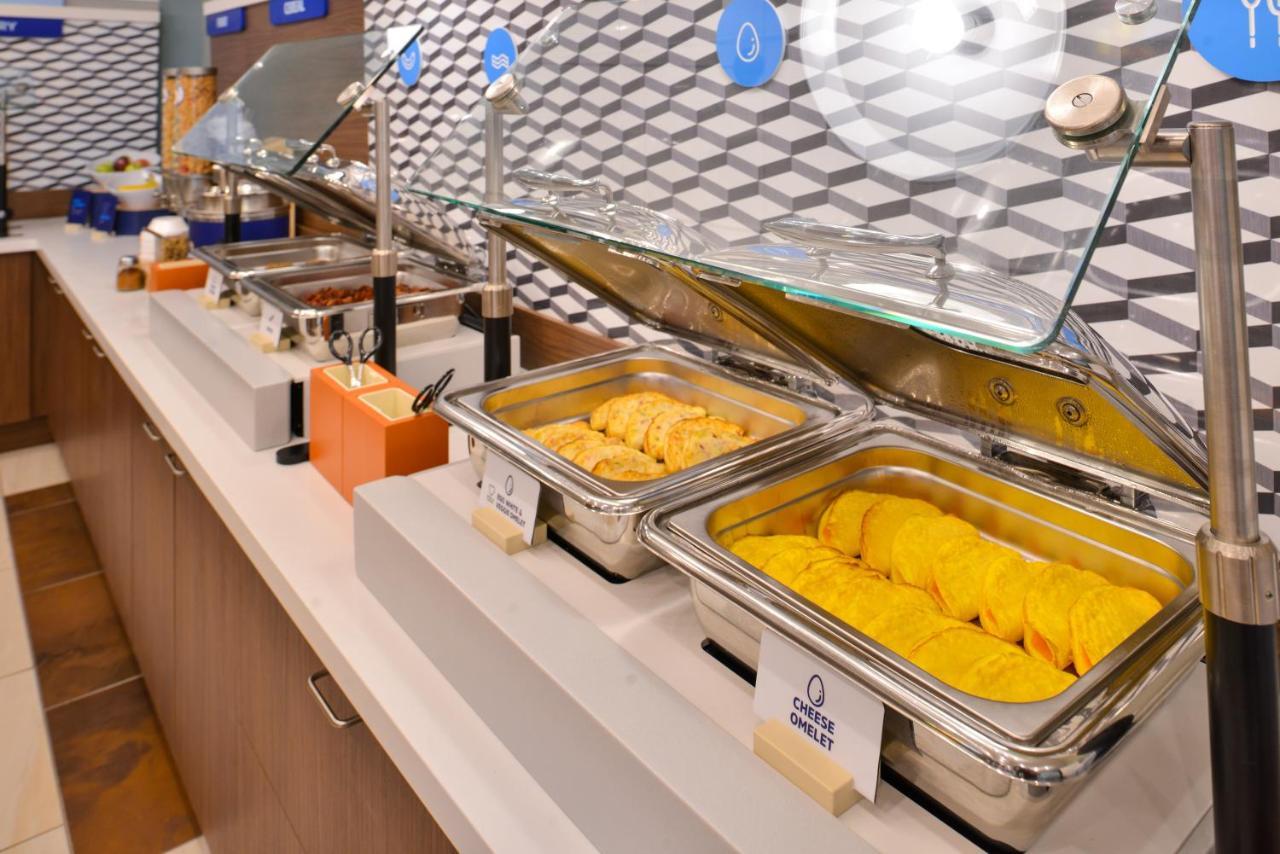Holiday Inn Express & Suites - Milwaukee West Allis By Ihg Bagian luar foto