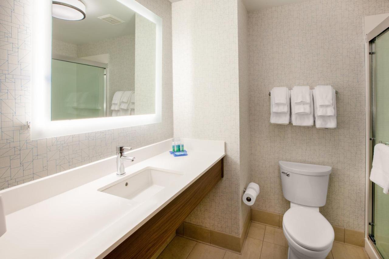 Holiday Inn Express & Suites - Milwaukee West Allis By Ihg Bagian luar foto