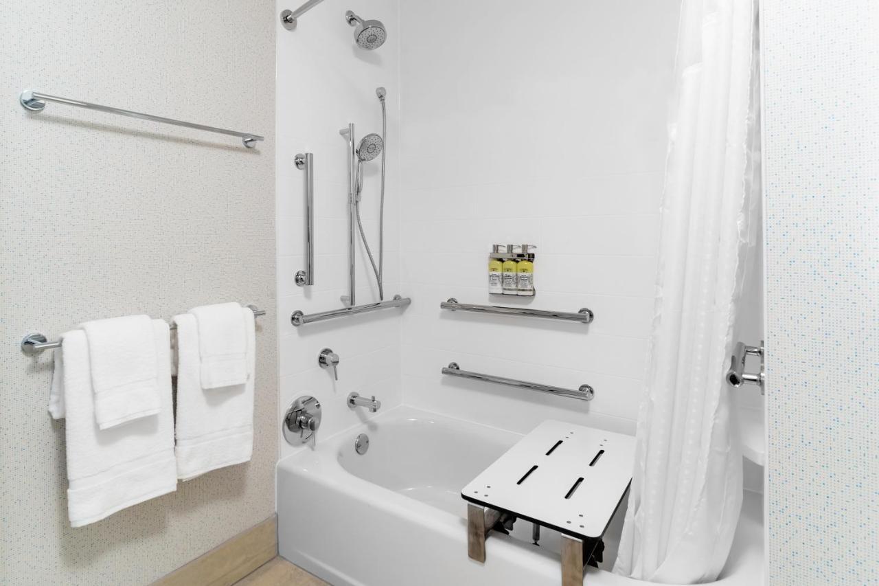 Holiday Inn Express & Suites - Milwaukee West Allis By Ihg Bagian luar foto