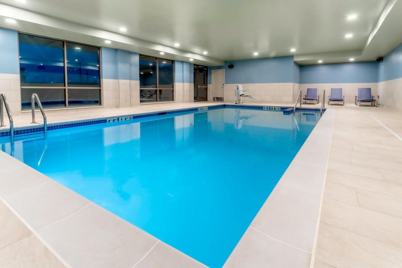 Holiday Inn Express & Suites - Milwaukee West Allis By Ihg Bagian luar foto