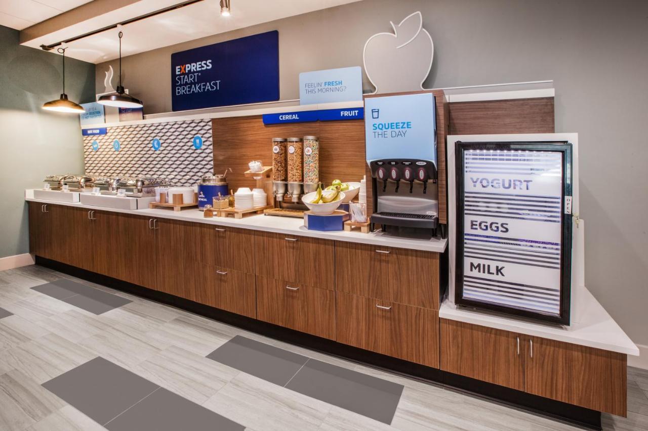 Holiday Inn Express & Suites - Milwaukee West Allis By Ihg Bagian luar foto