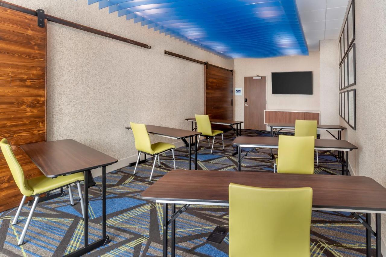 Holiday Inn Express & Suites - Milwaukee West Allis By Ihg Bagian luar foto
