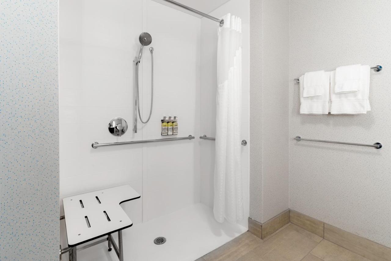 Holiday Inn Express & Suites - Milwaukee West Allis By Ihg Bagian luar foto