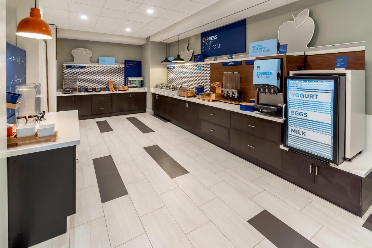Holiday Inn Express & Suites - Milwaukee West Allis By Ihg Bagian luar foto